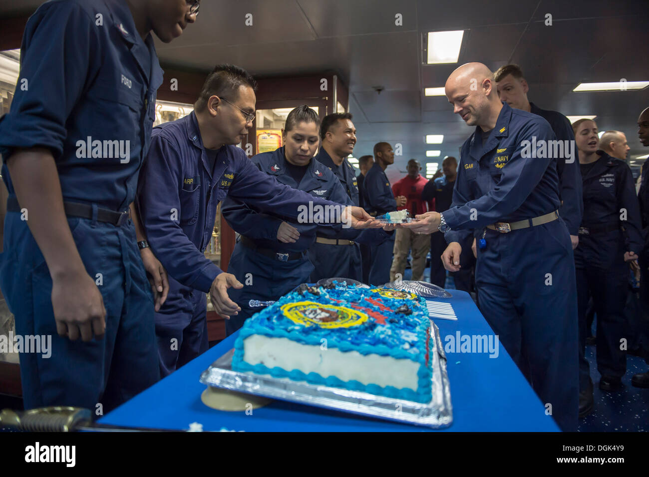 L Adjudant Chef Edwin Carpio Distribue Un Morceau De Gateau Marine Gateau D Anniversaire Au Cours D Une Ceremonie D Inauguration A Bord Du Vehicule Amphibie Photo Stock Alamy
