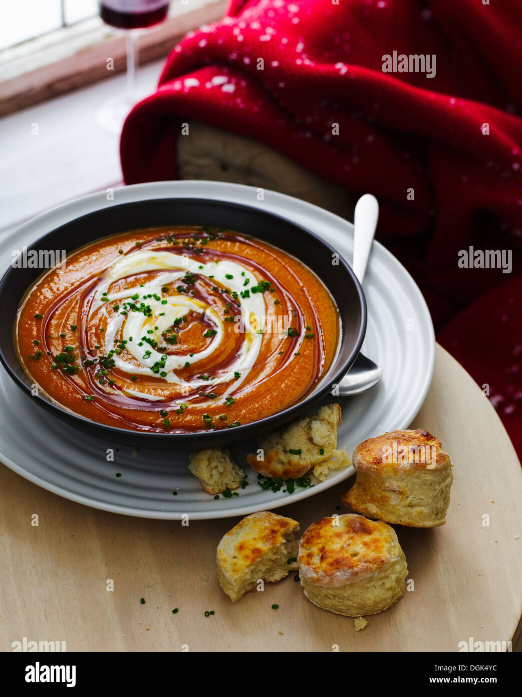 Bol de soupe de carottes à l'érable avec des scones Banque D'Images