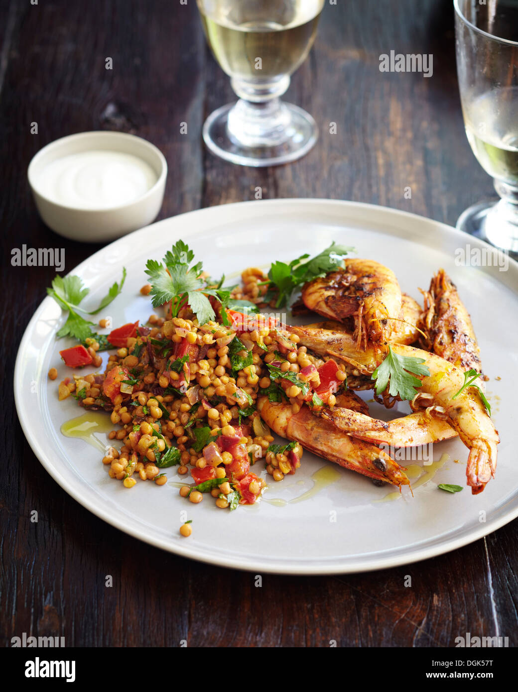 Salade de lentilles et crevettes Banque D'Images