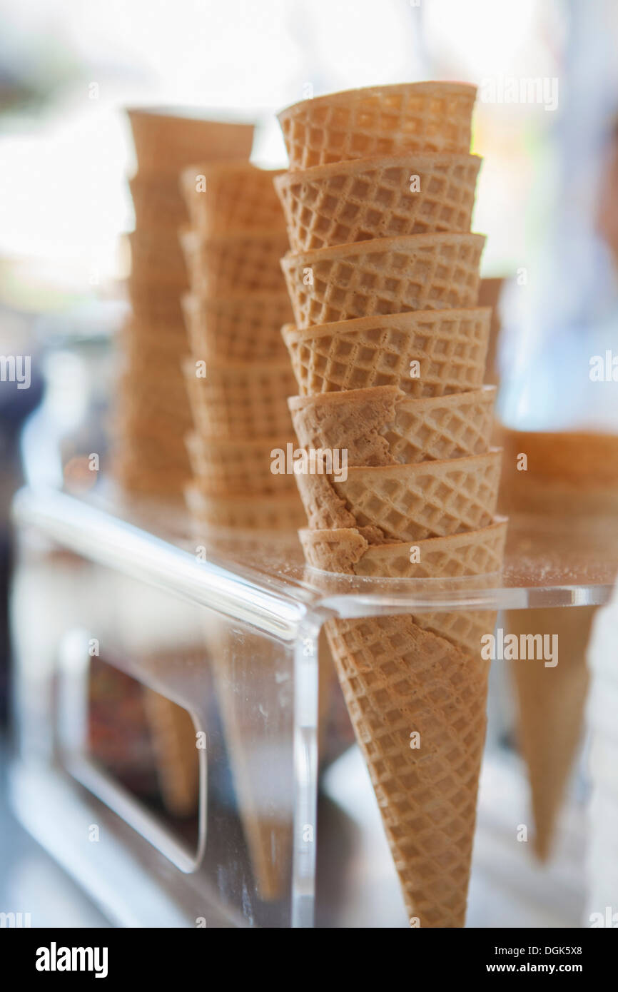 Des piles de ice cream cones Banque D'Images