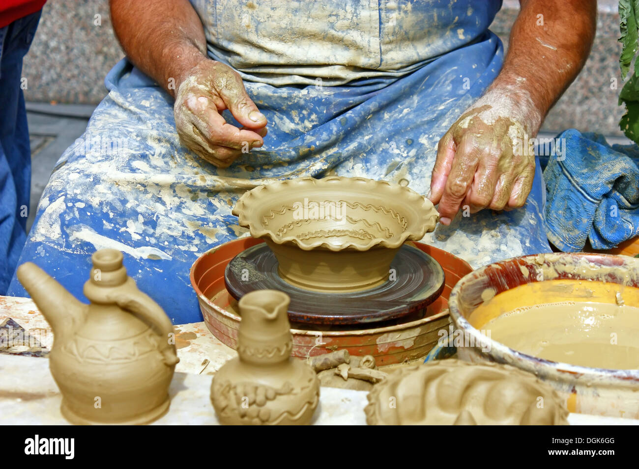 Close up de potter's mains rendre clay pot Banque D'Images