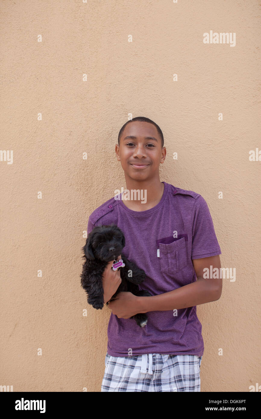 Portrait of boy holding dog Banque D'Images