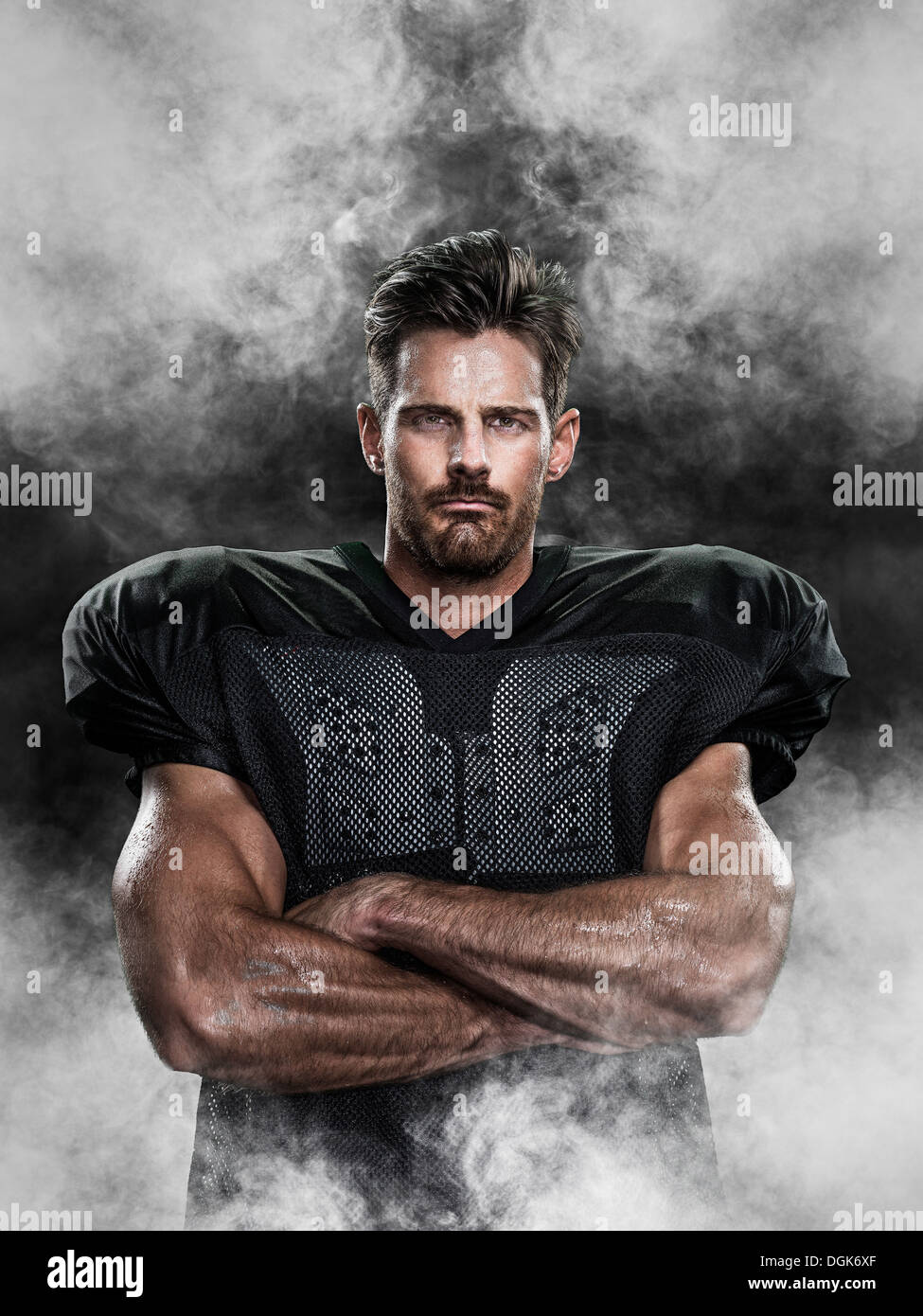 Portrait d'un joueur de football américain entouré par le brouillard Banque D'Images
