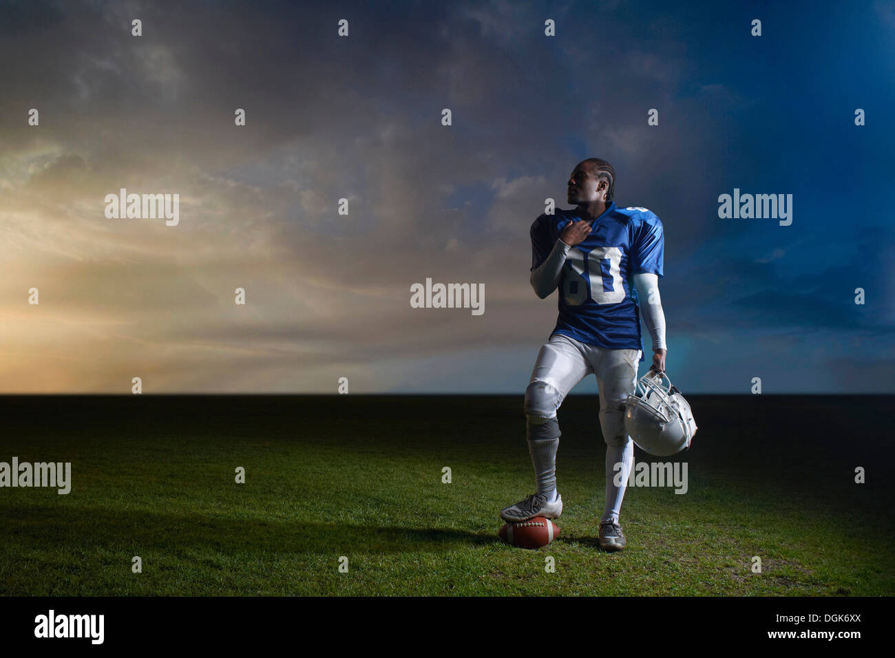 Portrait de joueur de football américain pied reposer sur ball Banque D'Images