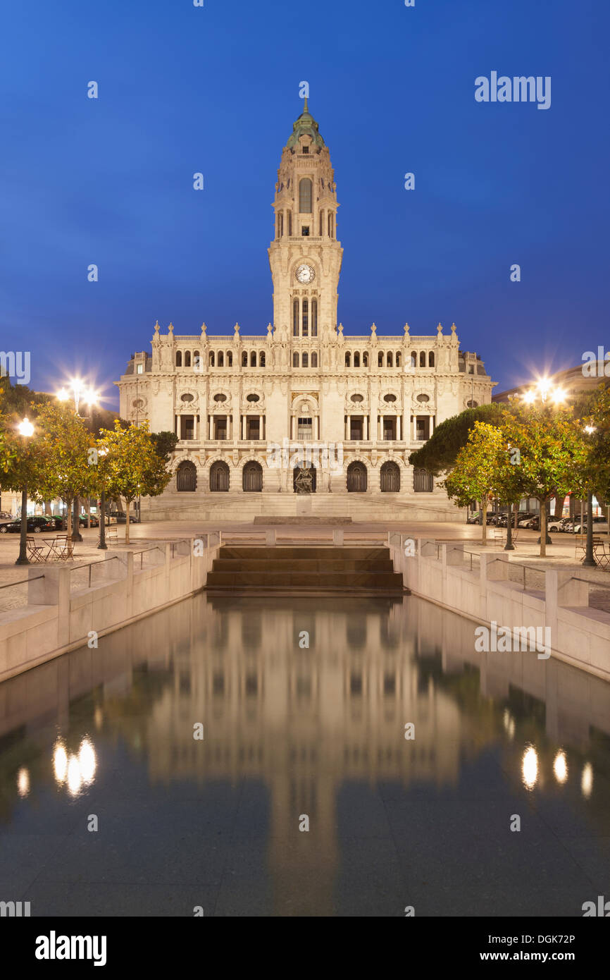 Hôtel de ville de Porto (Camara Municipal do Porto) la nuit, Porto, Portugal Banque D'Images