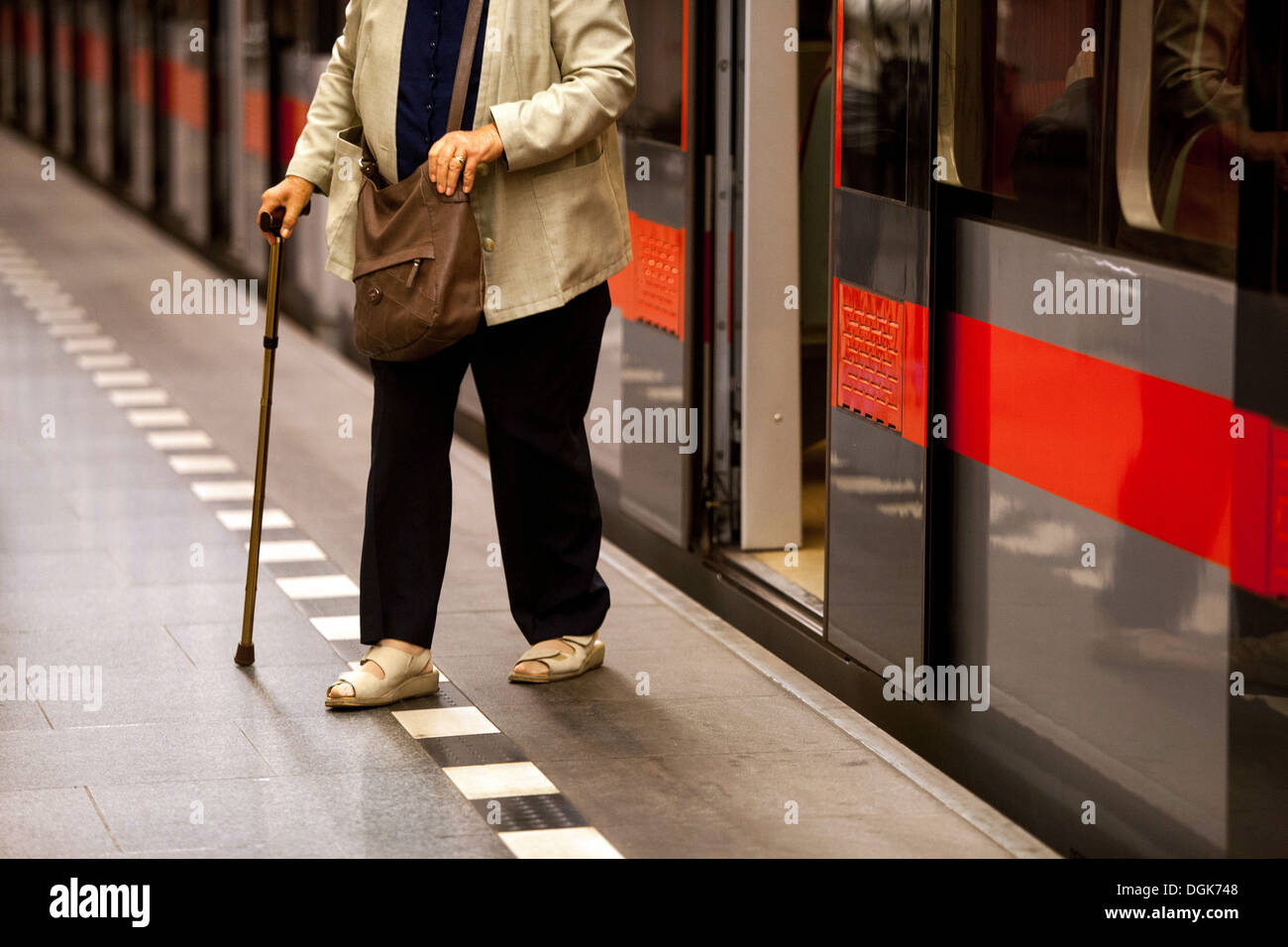 Station de métro Prague Ládví vieille femme retraitée senior Prague République tchèque, Europe Banque D'Images