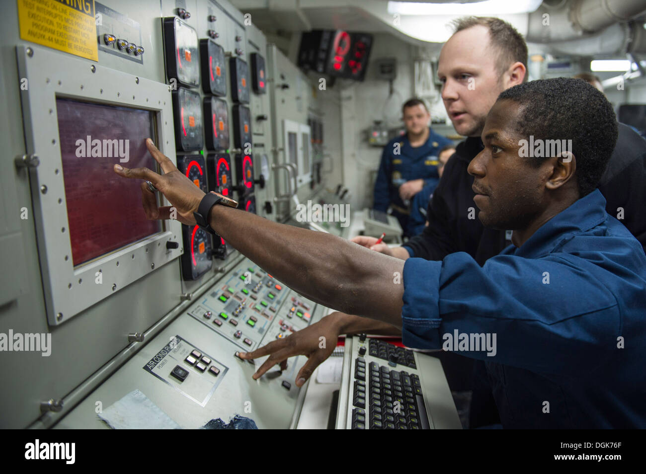 Mer Méditerranée (oct. 15, 2013) d'un dommage Controlman 1re classe Brandon Young donne de la formation au lieutenant J.G. Nick Abelein au démarrage Banque D'Images