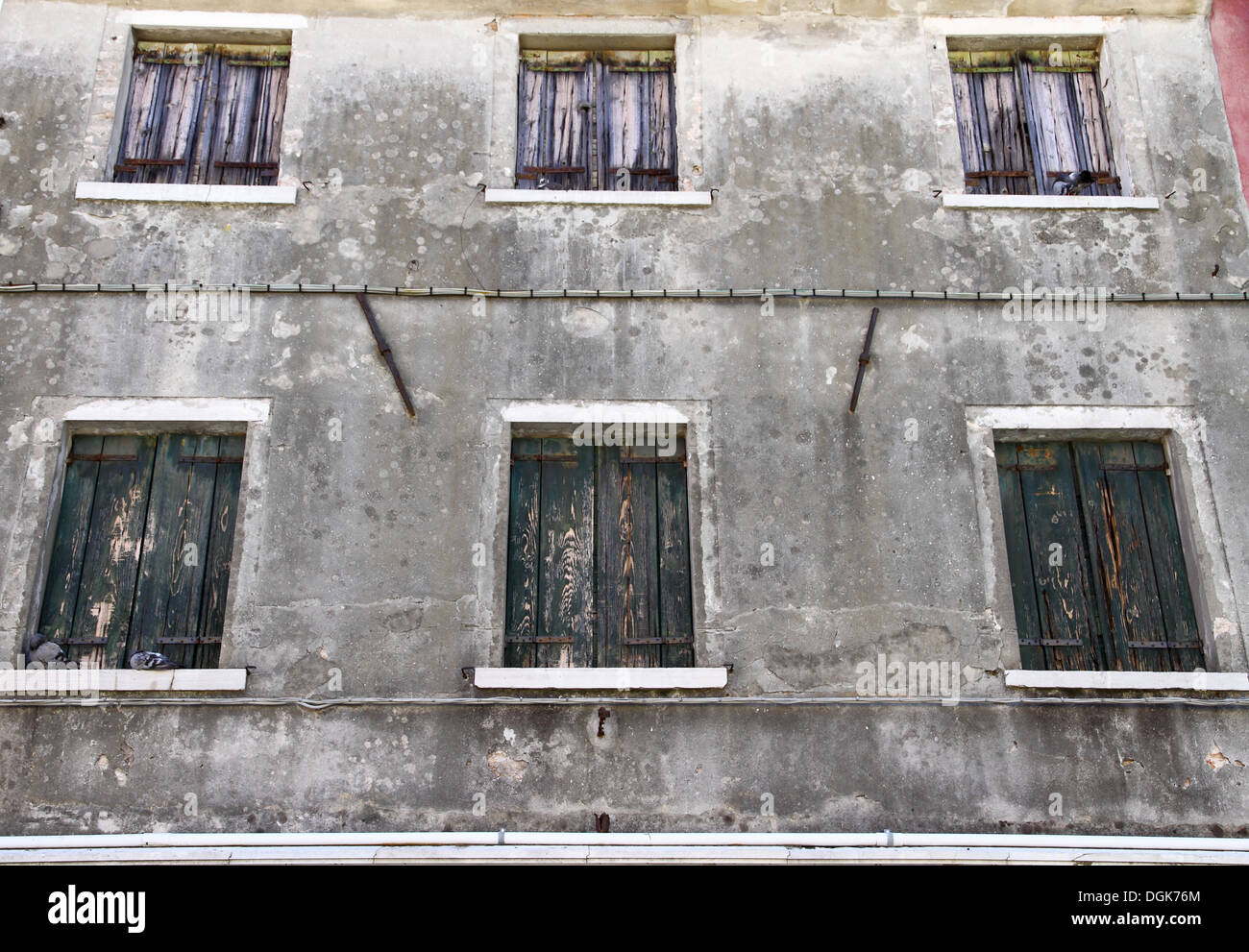 Maison grise dont les fenêtres sont fermées comme arrière-plan, horizontal Banque D'Images