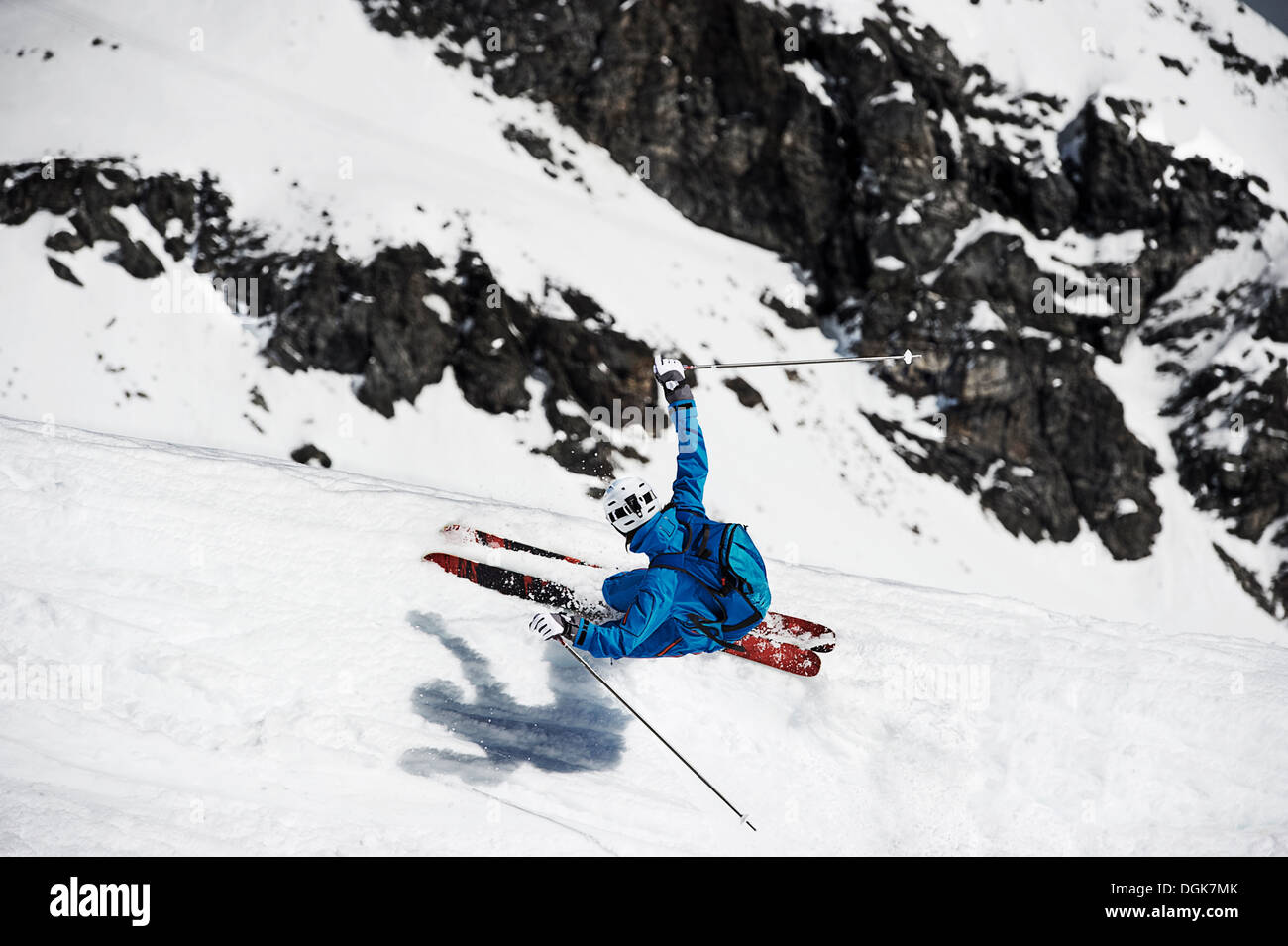 Vue aérienne de l'homme à la montagne de ski de vitesse vers le bas Banque D'Images