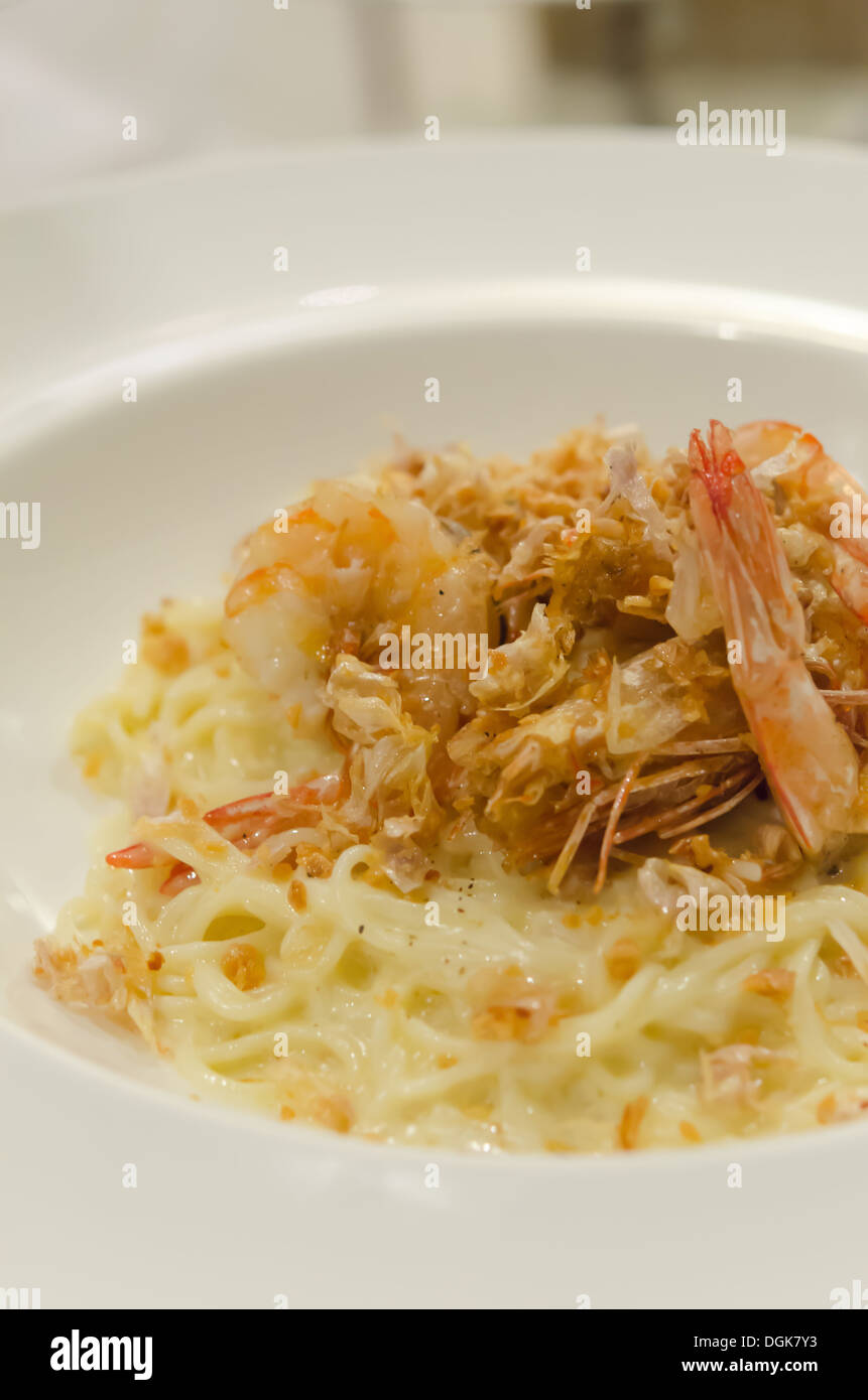 Spaghetti Carbonara avec crevettes frites et fromage Banque D'Images