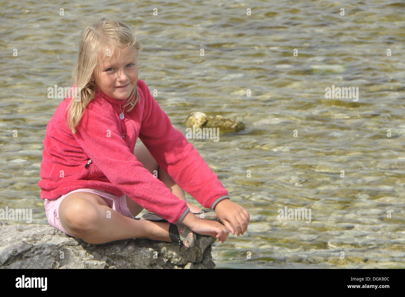 Photo d'une fille assise sur un rocher . Photo taken in Sweden Gotland Fårö. Banque D'Images