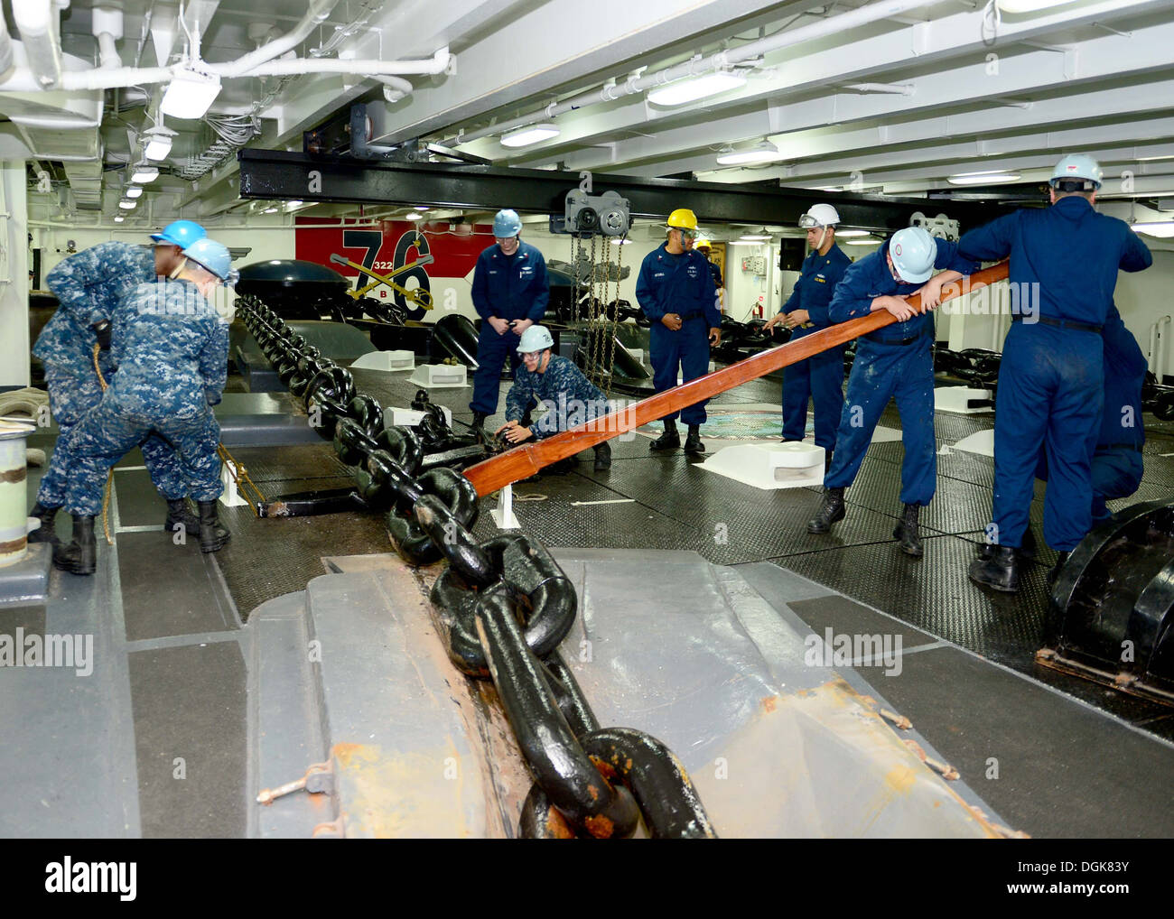Marins, utiliser un câble jack pour attacher un bouchon à la chaîne d'ancre du porte-avions USS Ronald Reagan (CVN 76). Ronald Reagan est en cours la réalisation d'exercices d'ingénierie. Banque D'Images