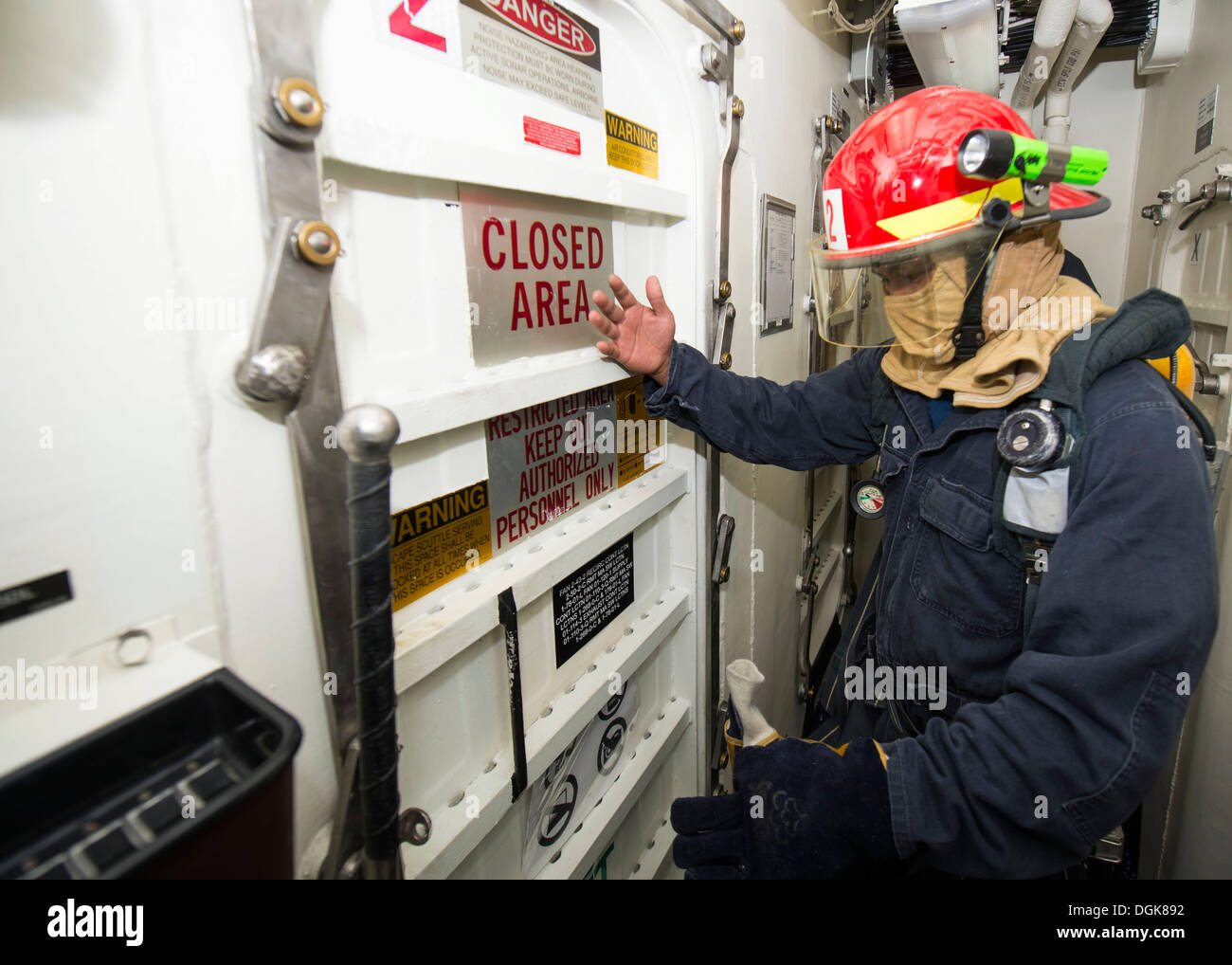 Spécialiste en logistique 2e classe Ibarra Botoy inspecte la température d'une éclosion au cours d'un exercice général quarts à bord de l'Arle Banque D'Images