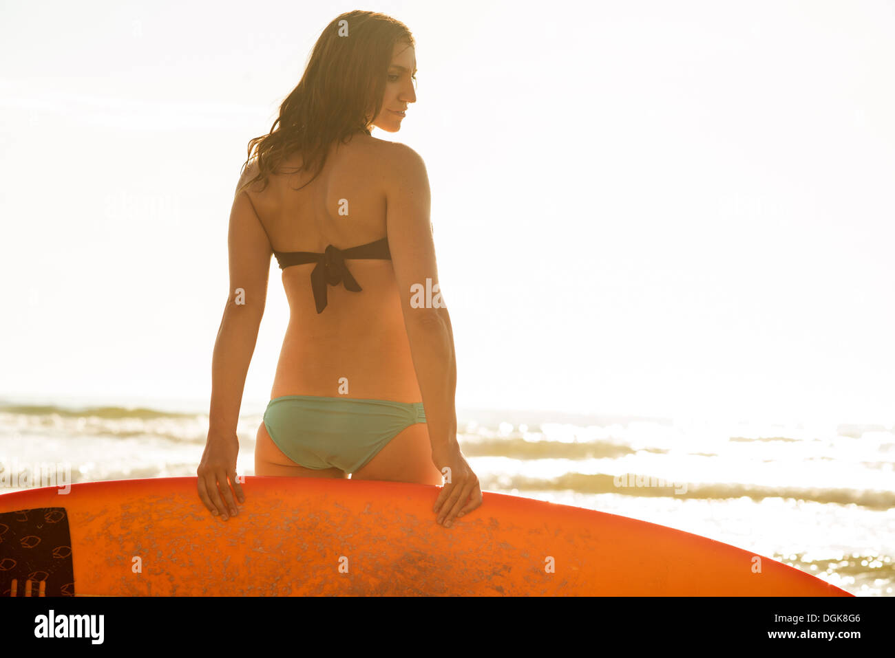 Young woman holding surfboard, La Jolla, San Diego, California, USA Banque D'Images