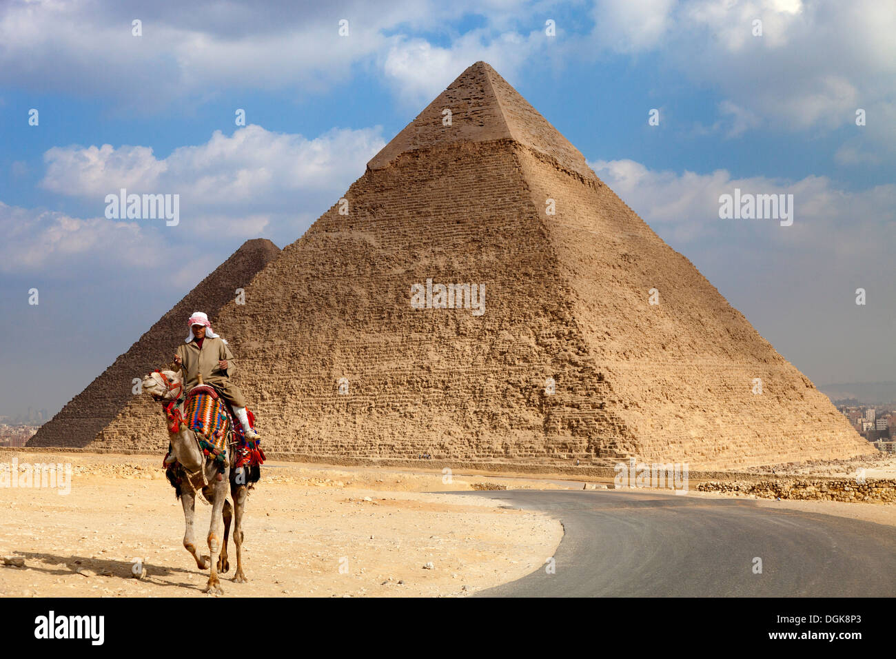 Un chameau rider en face des pyramides de Gizeh. Banque D'Images