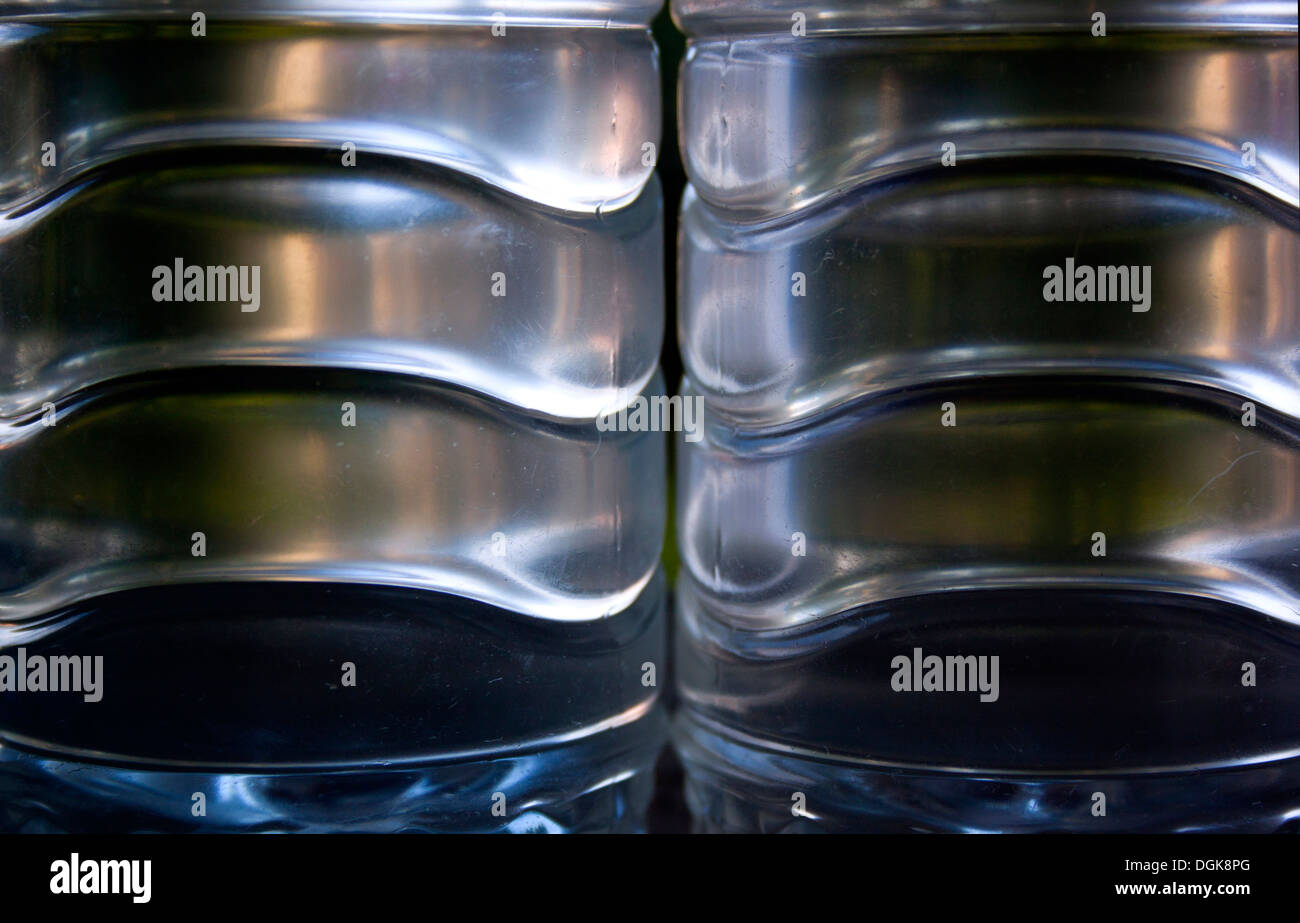 Résumé de l'extrême gros plan deux bouteilles en plastique et réflexions Banque D'Images
