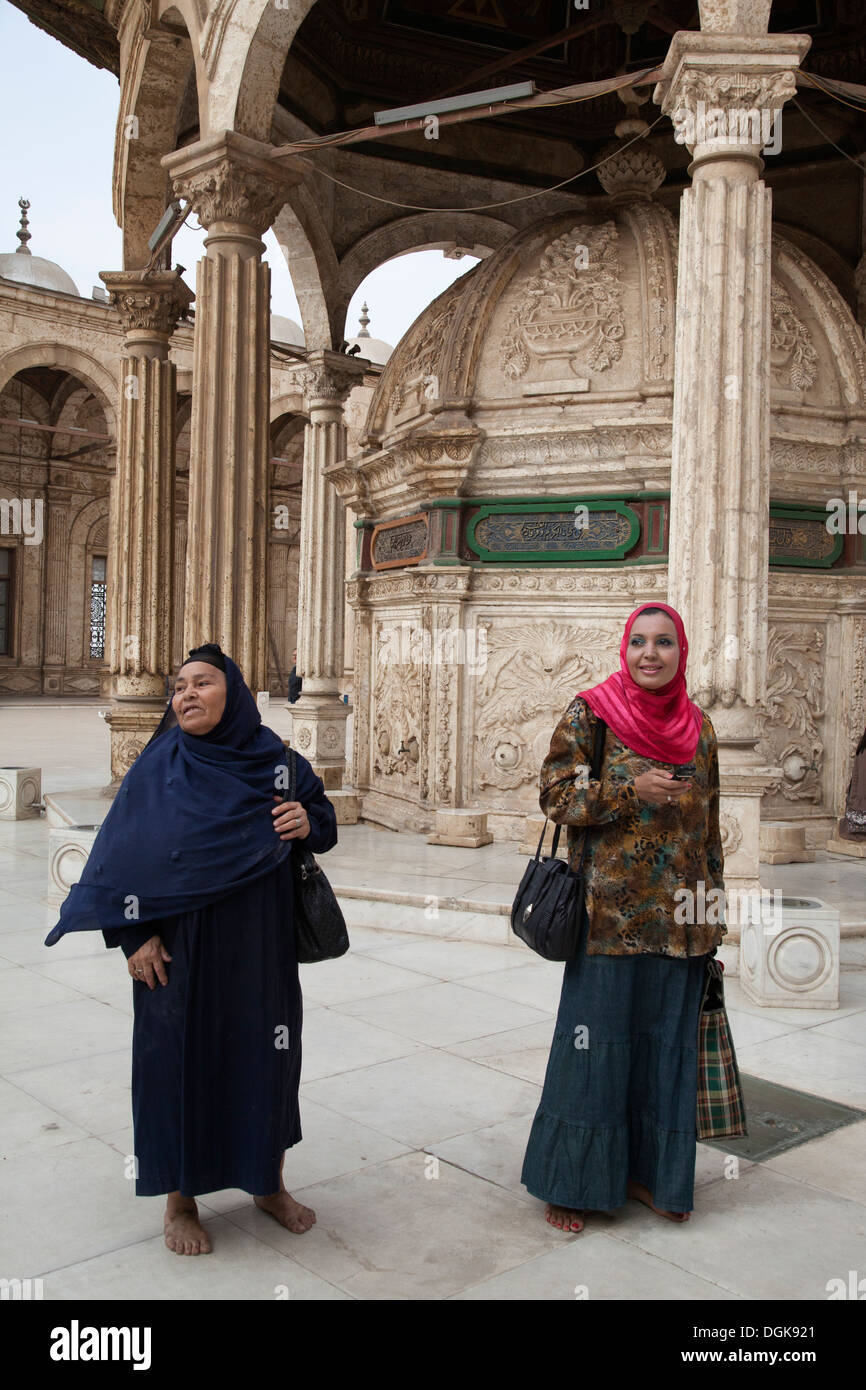 Deux femmes dans la mosquée de Mohamed Ali au Caire. Banque D'Images