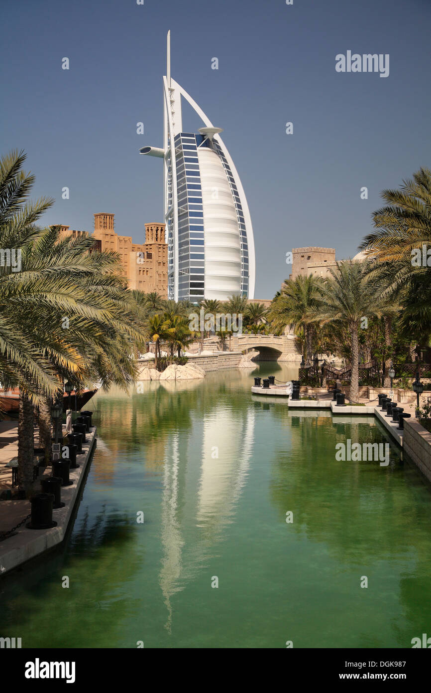 Une vue vers le Burj Al Arab et de Madinat Jumeirah. Banque D'Images