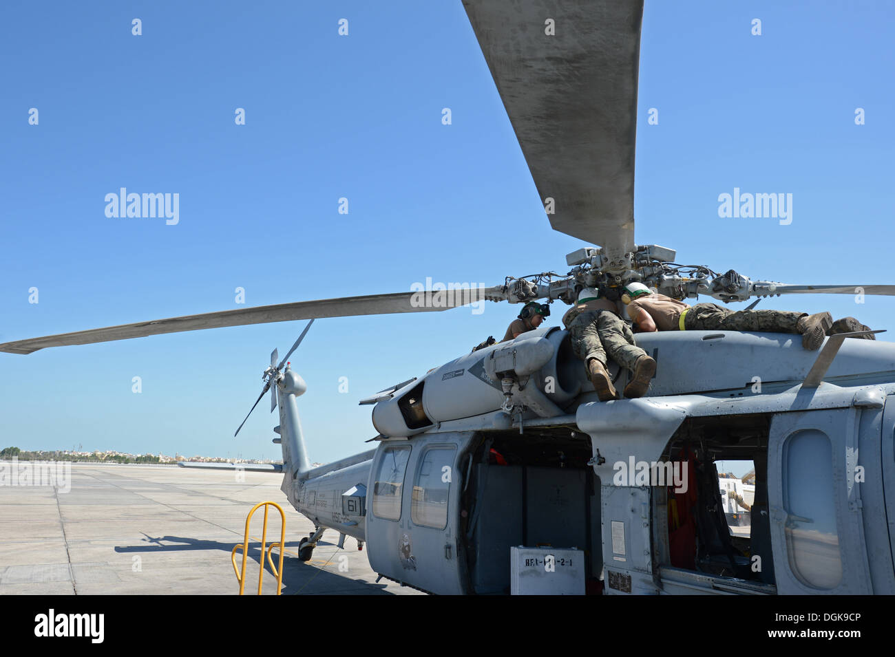 La base navale américaine de Bahreïn (oct. 9, 2013) marins affectés à l'Escadron d'hélicoptères de combat de la mer (HSC) 26 vérifications d'entretien complet sur un hélicoptère Seahawk MH-60S. HSC-26 Det. 1 est un Forward-Deployed La Force navale (FDNF) asset attaché à commandant de la Banque D'Images