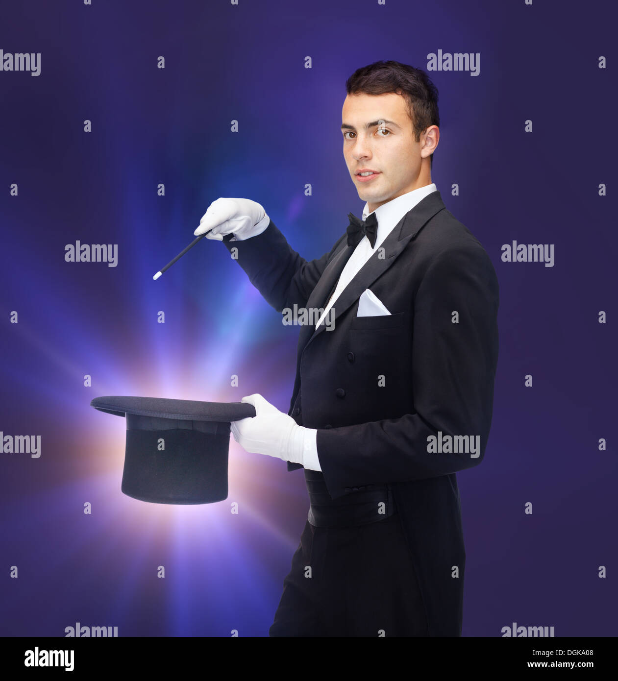 Magicien dans top hat avec Magic wand montrant trick Banque D'Images
