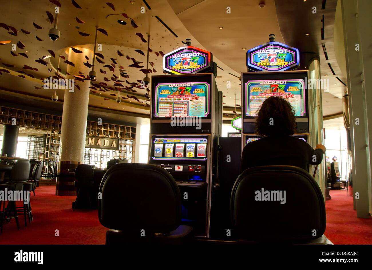 Woman Gambling Casino Machines à sous Casino Revel Atlantic City New Jersey Banque D'Images