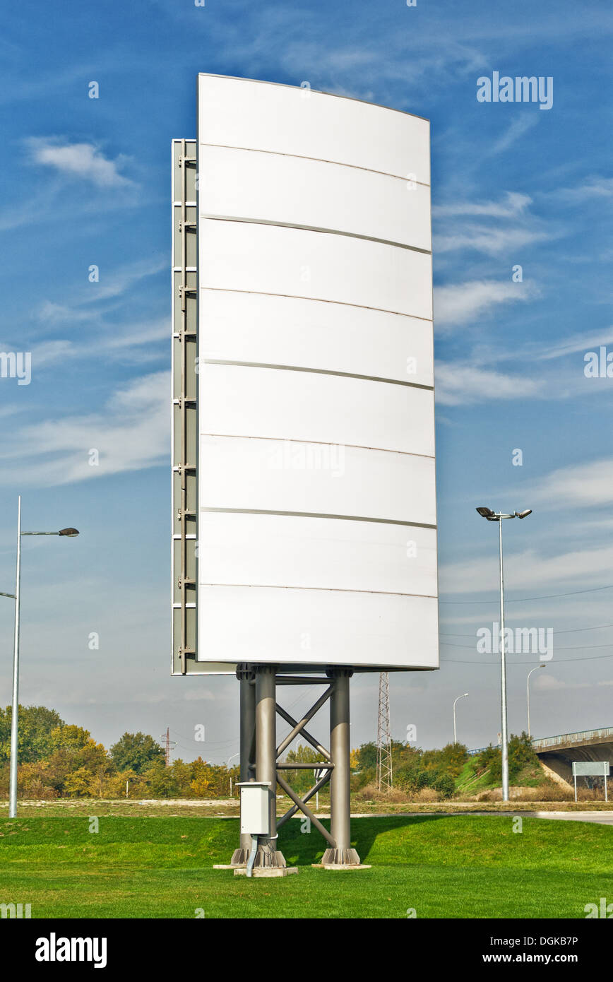 Grand blank billboard comme arrière-plan de la publicité de plein air Banque D'Images