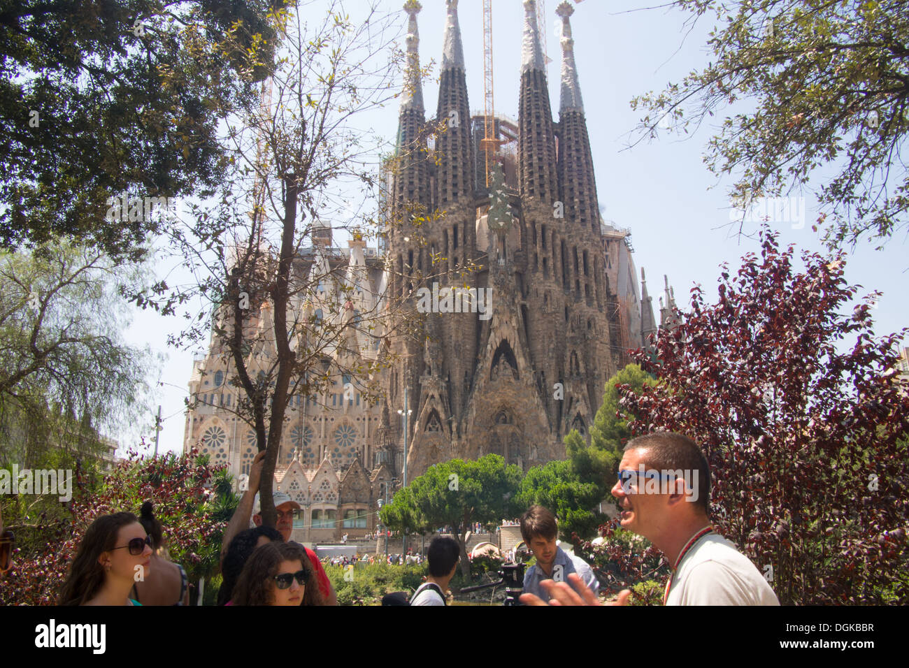 Guide touristique en face de Antoni Gaudi's "Sagrada Familia" (Sainte Famille), la cathédrale de Barcelone, Catalogne, Espagne Banque D'Images