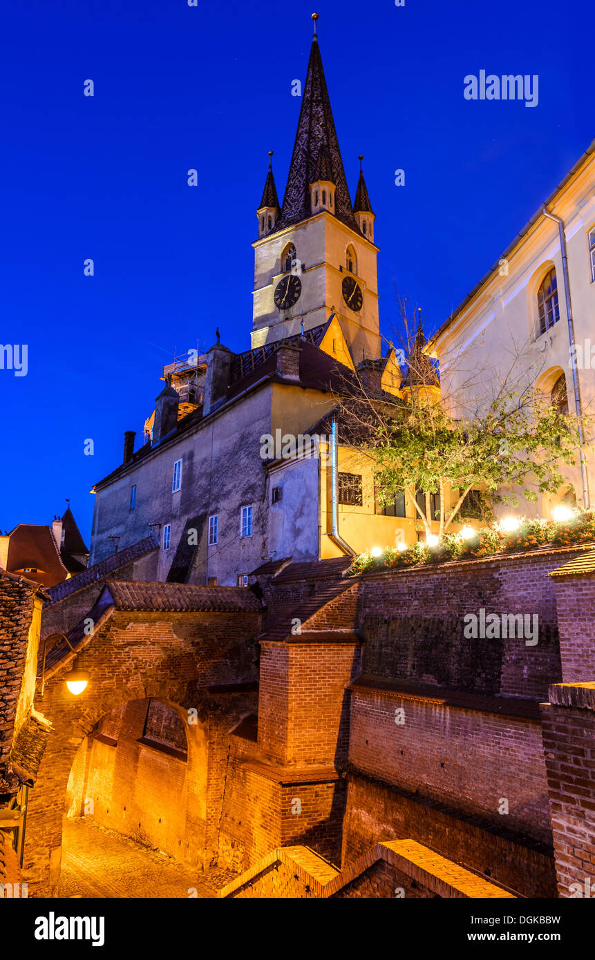 La célèbre église Evanghelical tower, monument de Sibiu, avec une rue médiévale et certains des murs de fortification de la vieille ville Banque D'Images