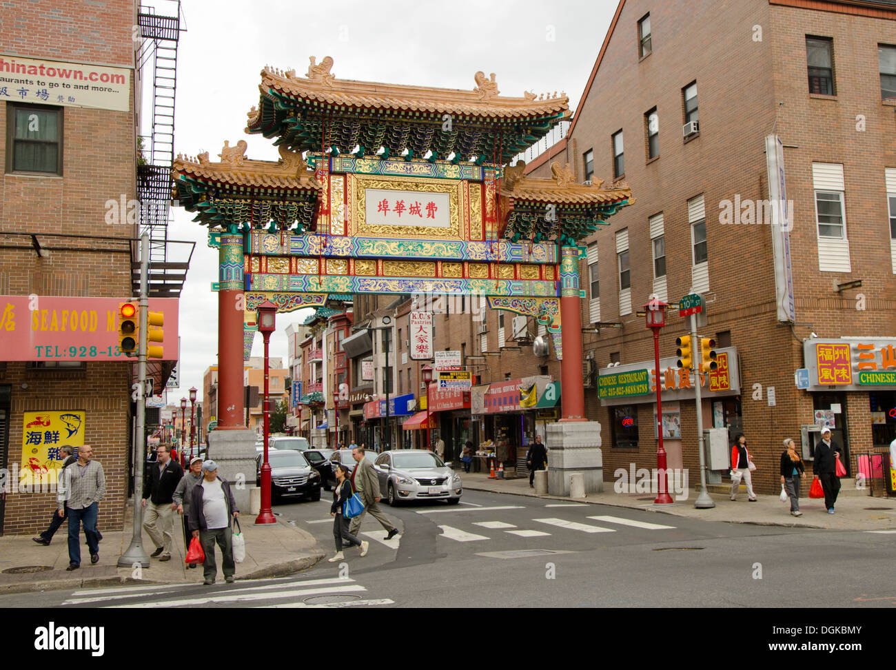 Chinese gate avec arch qui marque l'entrée de Chinatown de Philadelphie, Pennsylvanie, USA. Banque D'Images