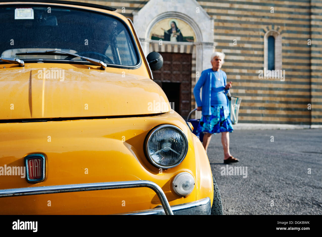 Vintage Fiat 500 voiture garée à l'extérieur d'une église à Montepulciano. Banque D'Images