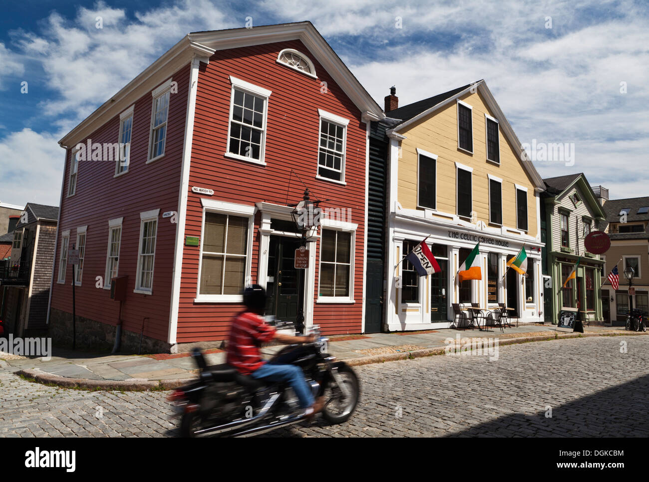 Une moto dans le centre historique de New Bedford. Banque D'Images