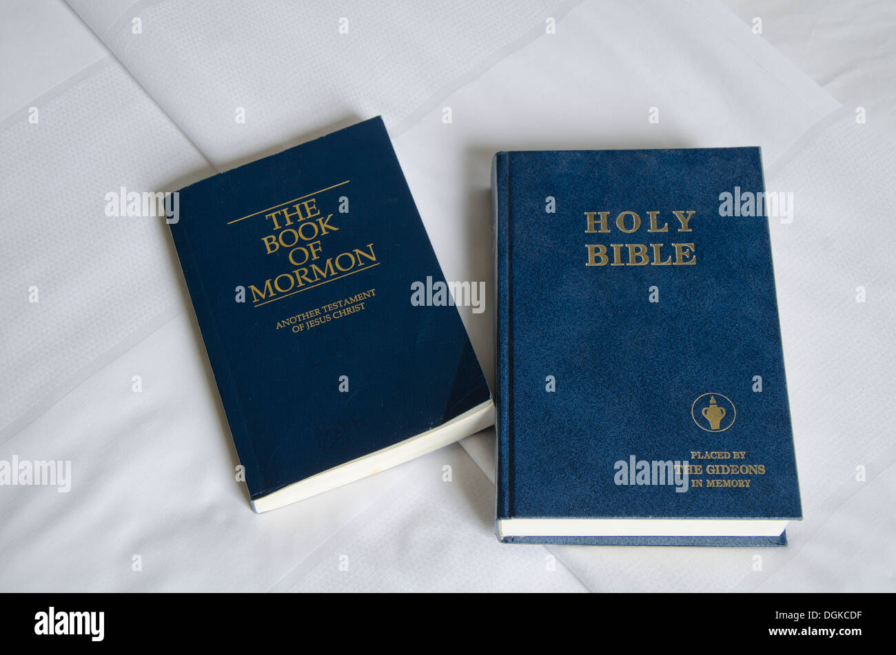 Le Livre de Mormon, Sainte Bible in hotel room Banque D'Images