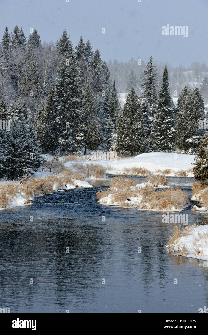 L'eau du ruisseau Junction avec un début de l'hiver neige Grand Sudbury Ontario Canada Banque D'Images