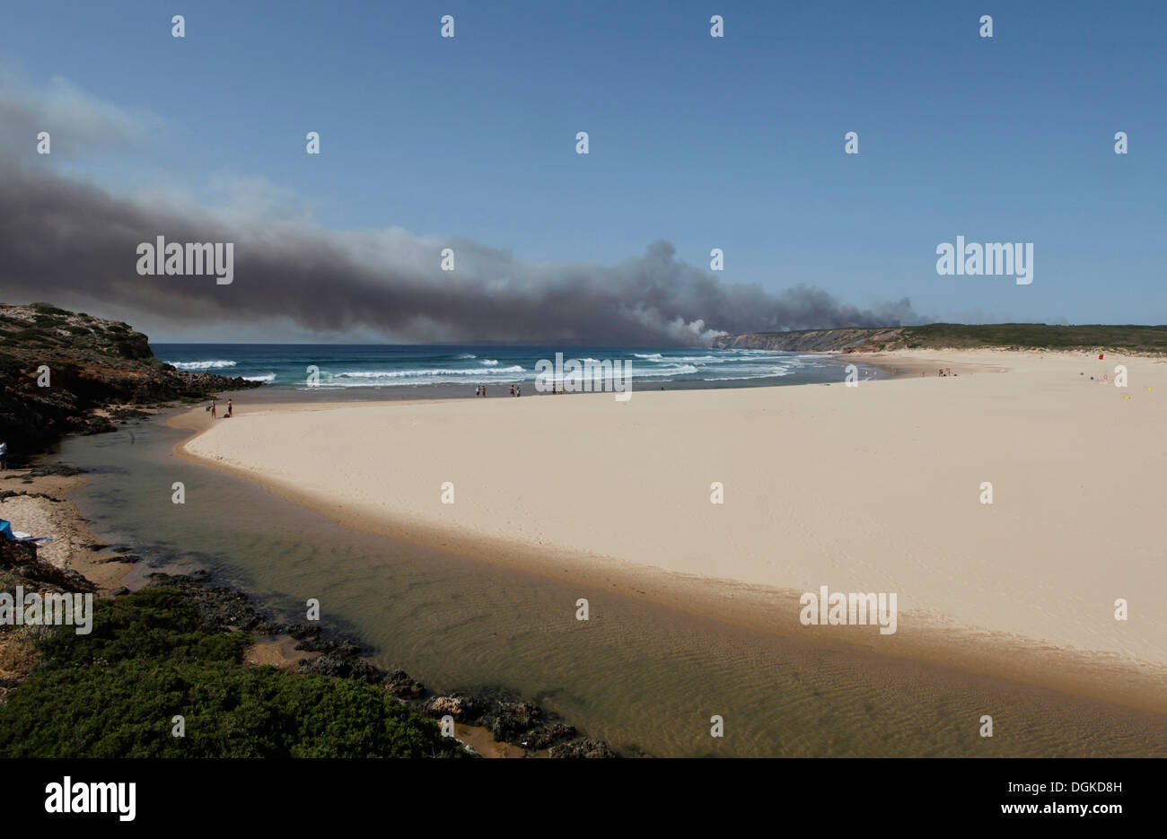 La fumée s'élève au-dessus de l'océan atlantique, bush fire, feu de forêt sur la côte sud-ouest du Portugal près de carrapateira Banque D'Images