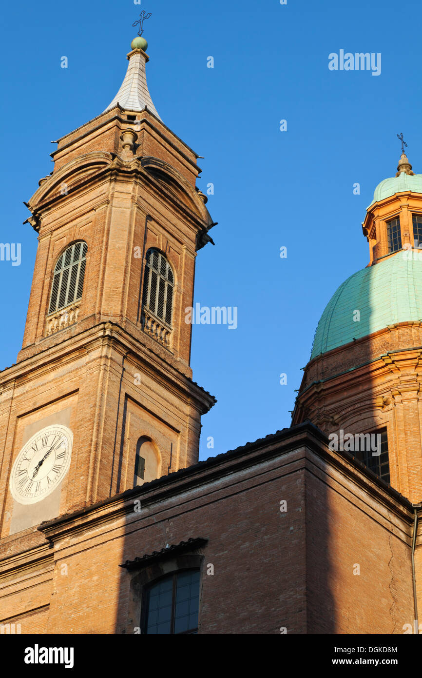 La tour Garisenda et Dôme de San Bartolomeo à Bologne. Banque D'Images