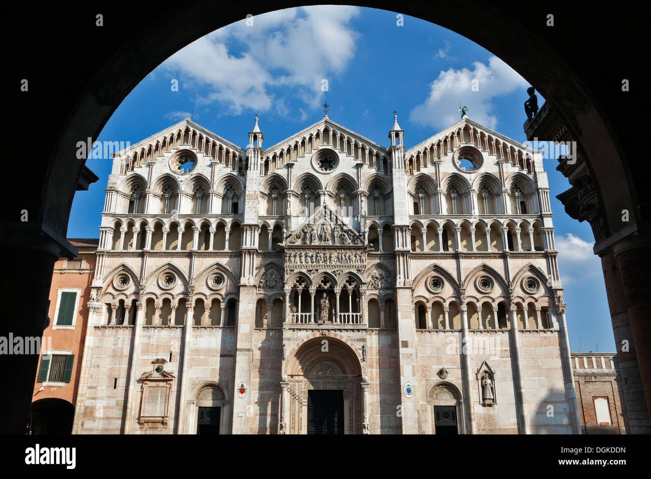 Triple principale façade de la Cathédrale de Ferrare. Banque D'Images