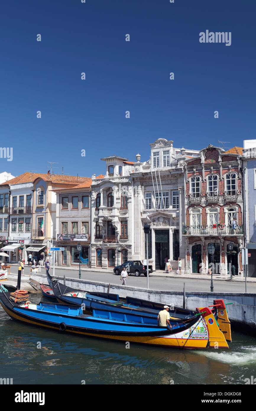 Bâtiments Art Nouveau et moliceiros traditionnels bateaux sur le canal à Aveiro. Banque D'Images