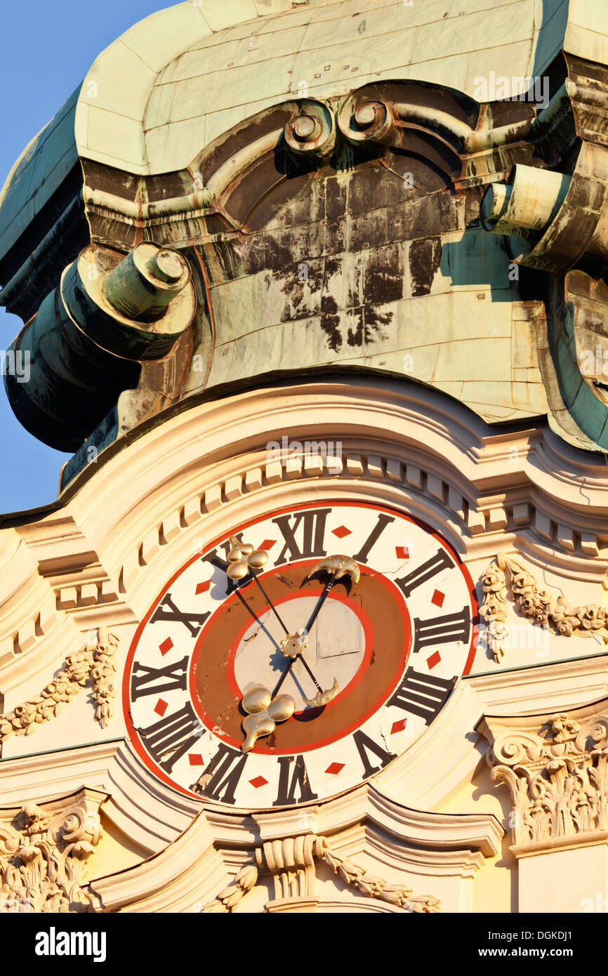 Horloge baroque situé sur l'église en église Stadtpfarrkirche Graz. Banque D'Images