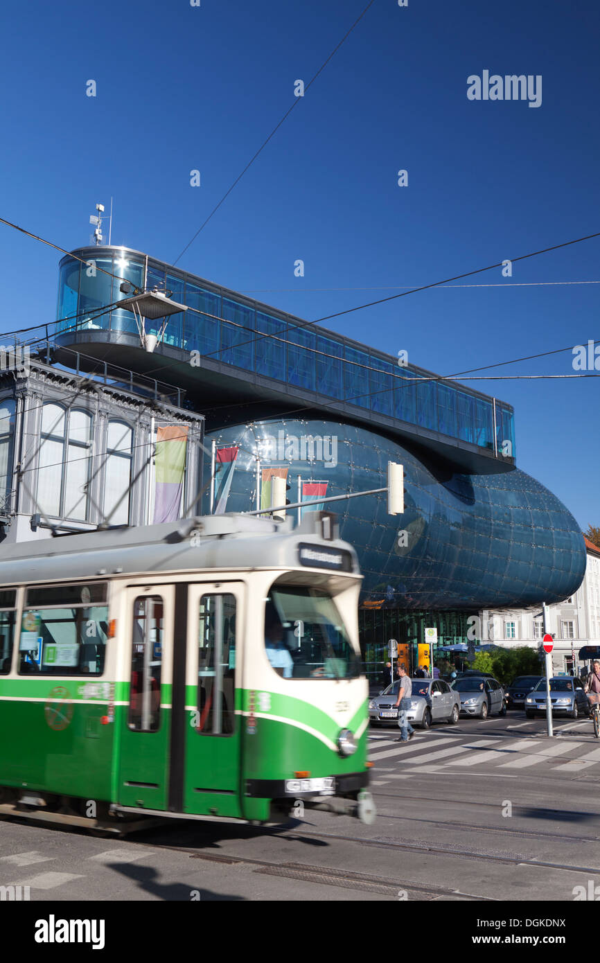 Un tramway passe le Musée des arts maison. Banque D'Images