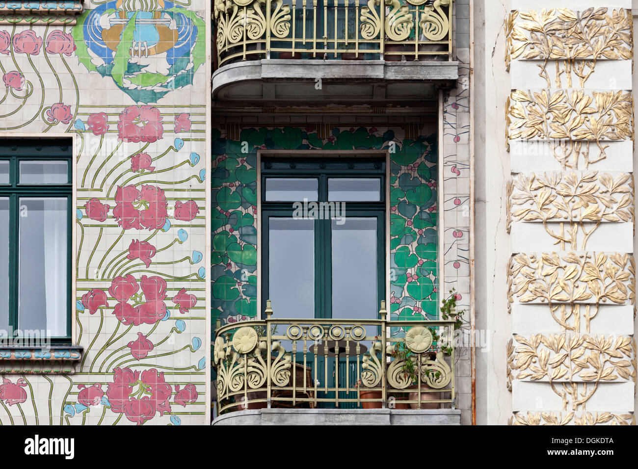 Façade d'Otto Wagner's maison Majolikahaus à no 40 Linke Wienzeile à Vienne. Banque D'Images