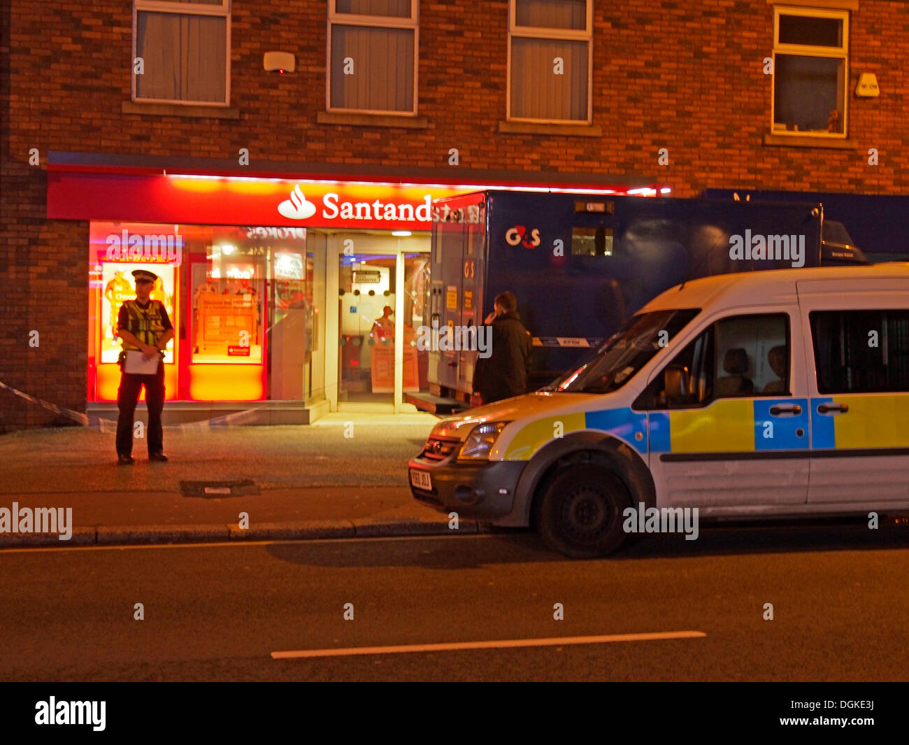 Leyland, Lancashire, Royaume-Uni. 22 octobre, 2013. La police et la sécurité G4S van à l'extérieur de la Banque Santander sur Hough Lane Leyland, ce soir. Credit : Sue Burton/Alamy Live News Banque D'Images