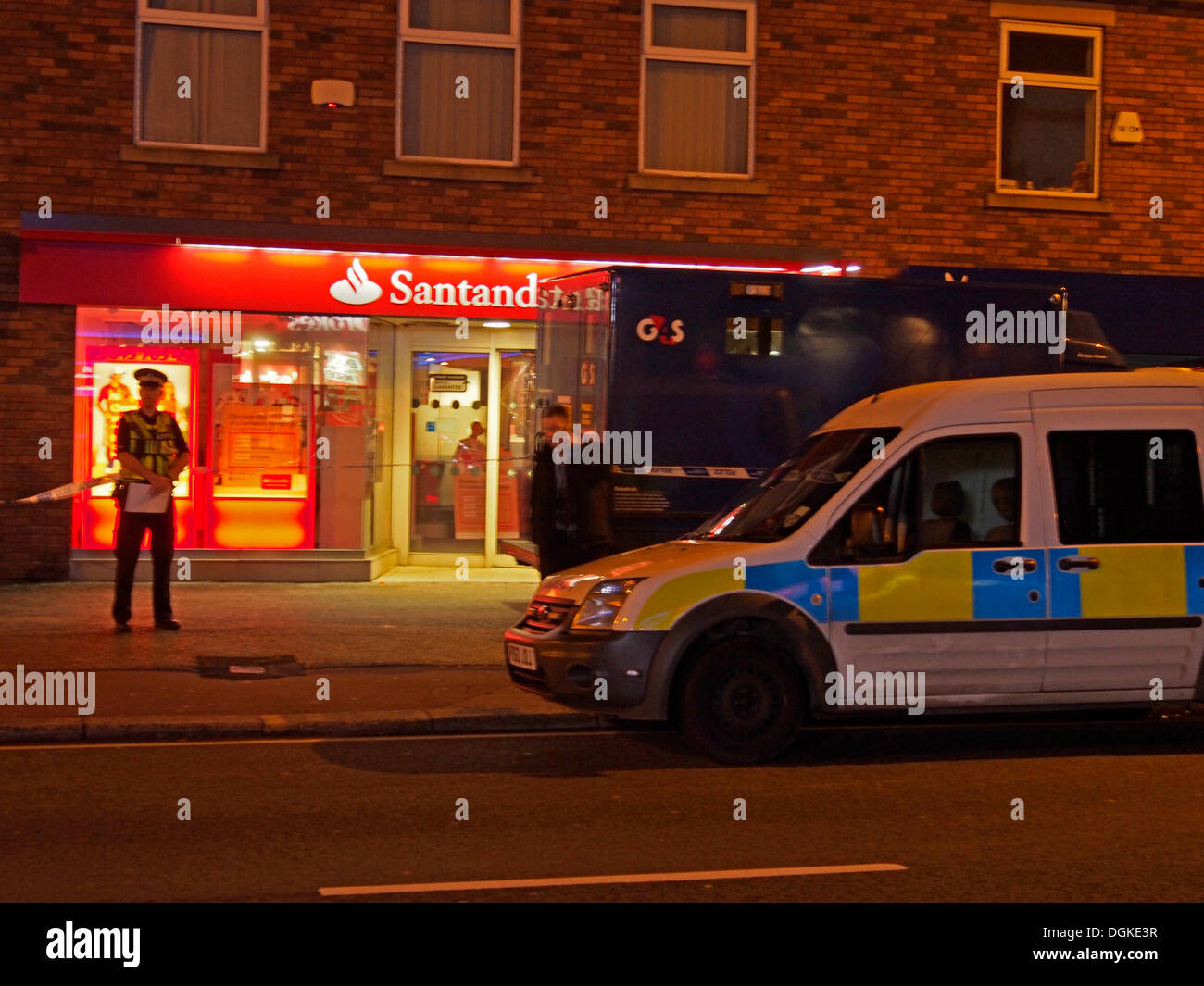 Leyland, Lancashire, Royaume-Uni. 22 octobre, 2013. La police et la sécurité G4S van à l'extérieur de la Banque Santander sur Hough Lane Leyland, ce soir. Credit : Sue Burton/Alamy Live News Banque D'Images