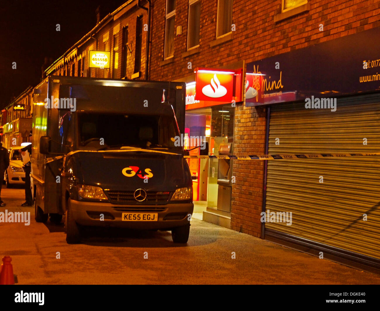 Leyland, Lancashire, Royaume-Uni. 22 octobre, 2013. La police et la sécurité G4S van à l'extérieur de la Banque Santander sur Hough Lane Leyland, ce soir. Credit : Sue Burton/Alamy Live News Banque D'Images