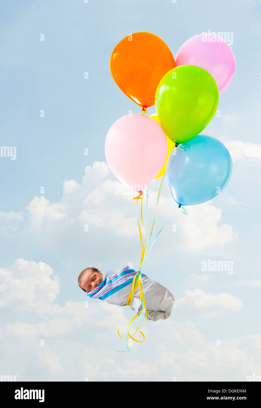 Bébé nouveau-né livrés par des ballons Banque D'Images