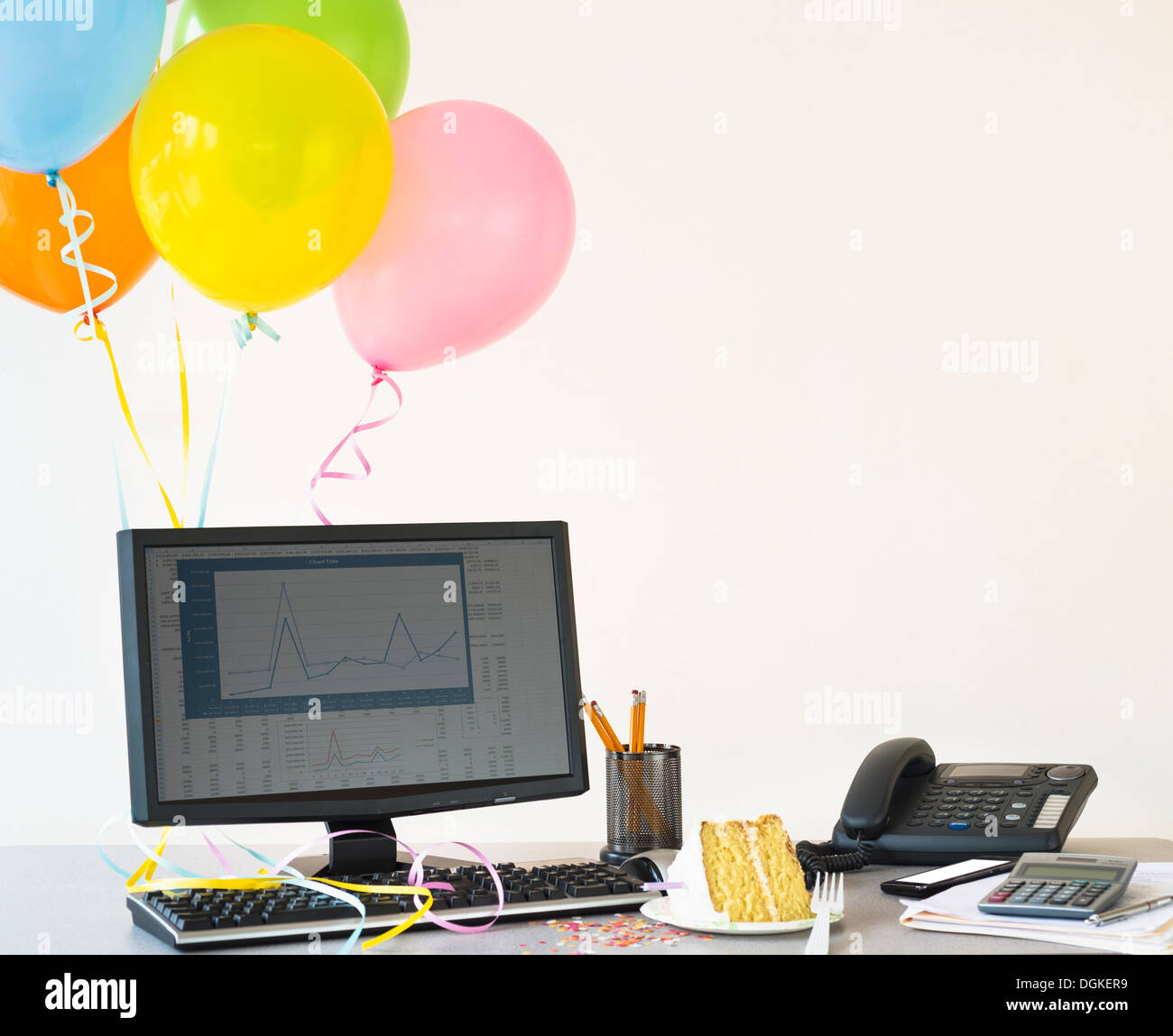 Studio shot of standing et des ballons Banque D'Images