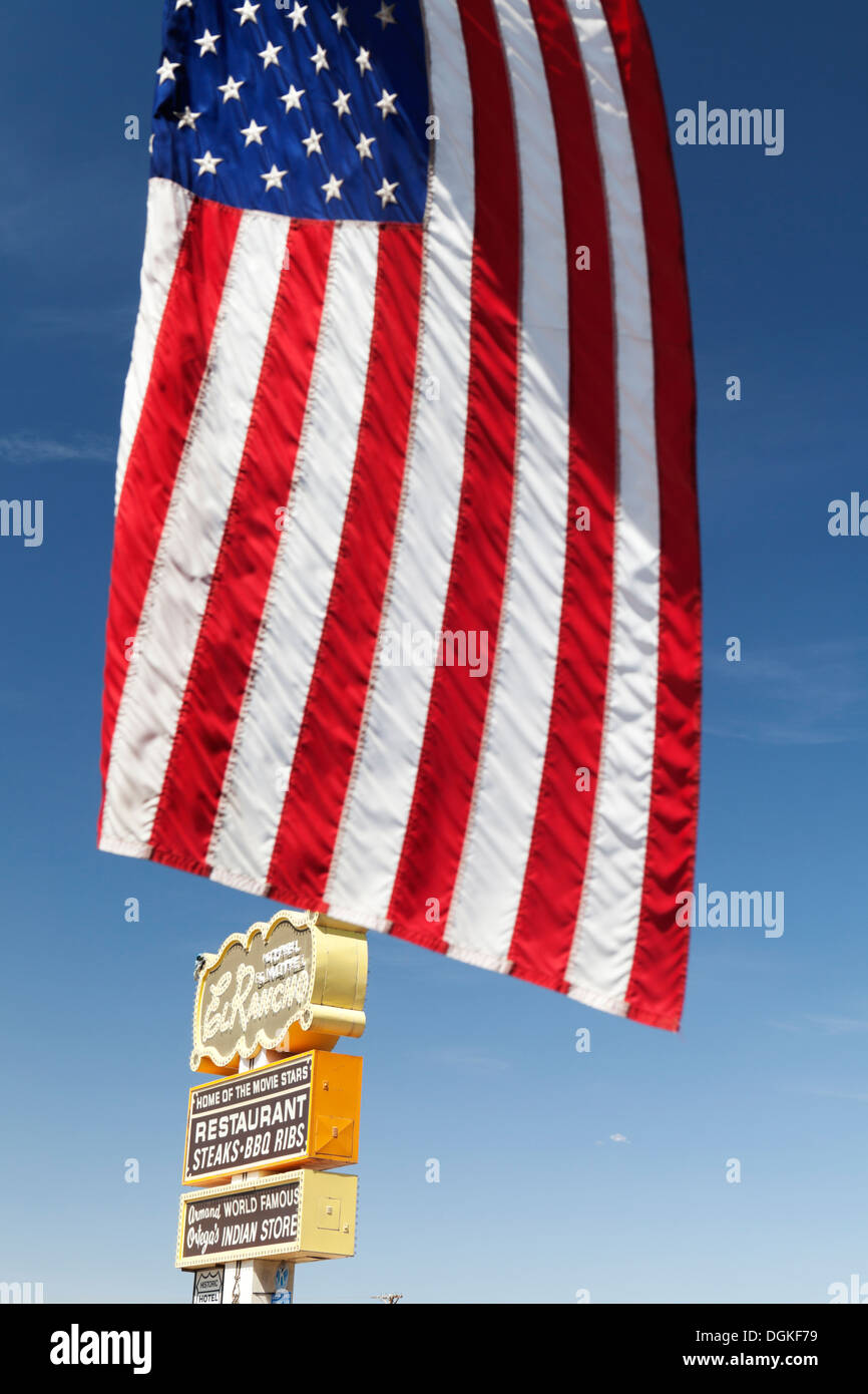 Panneau d'antan et drapeau américain. Banque D'Images