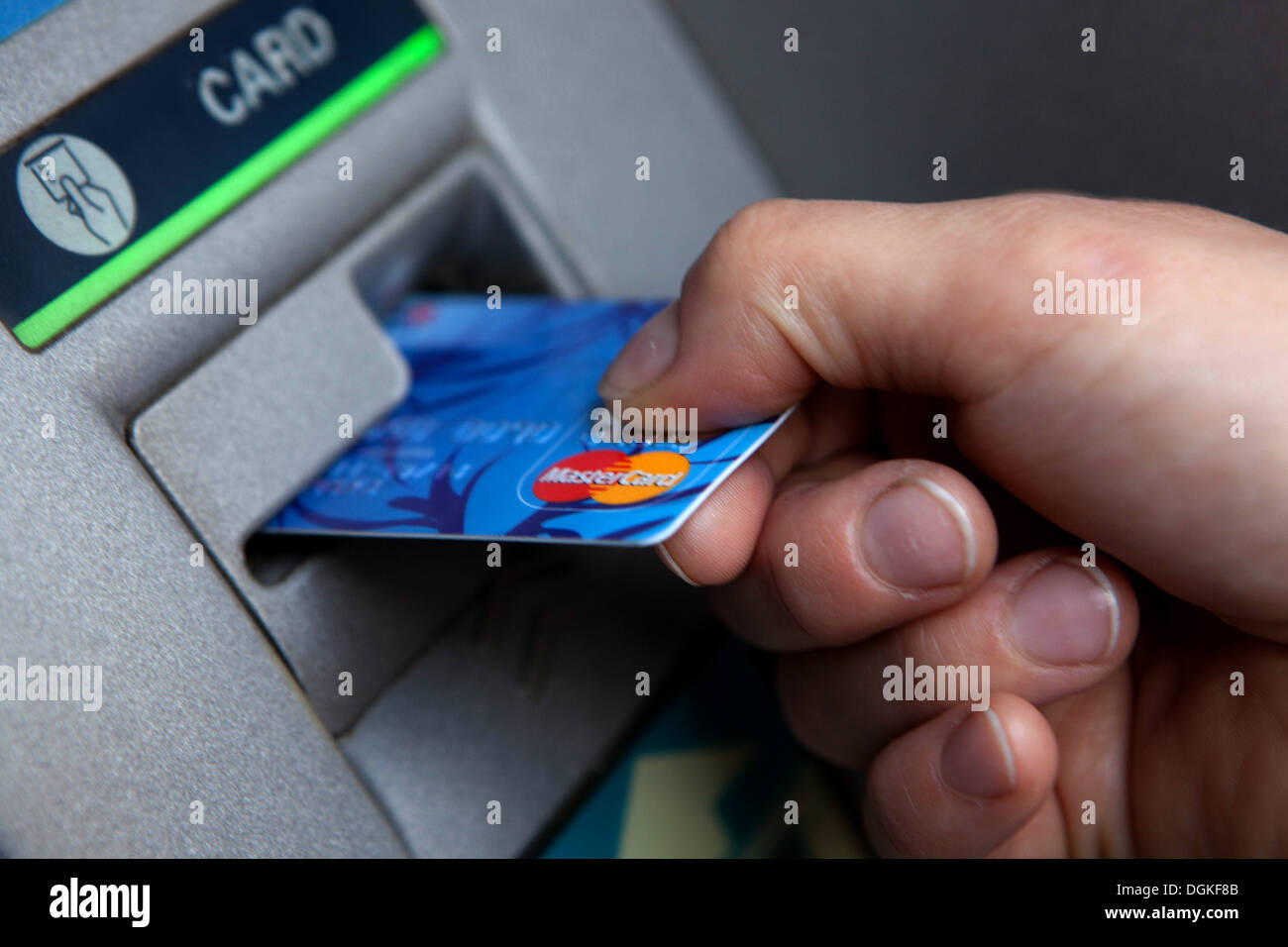 Insérez la carte de crédit dans un guichet automatique bancaire Banque D'Images