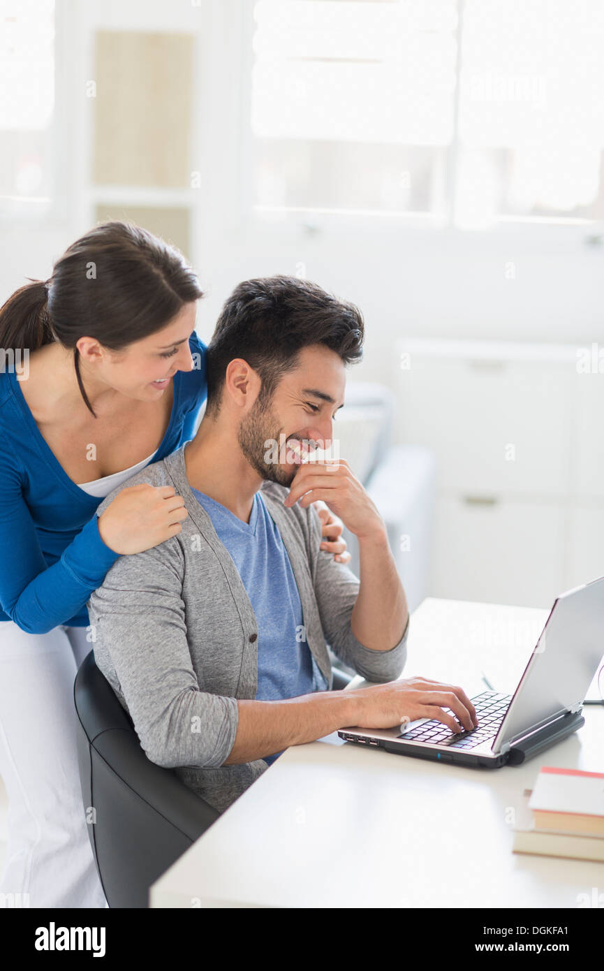 Couple à la maison Banque D'Images