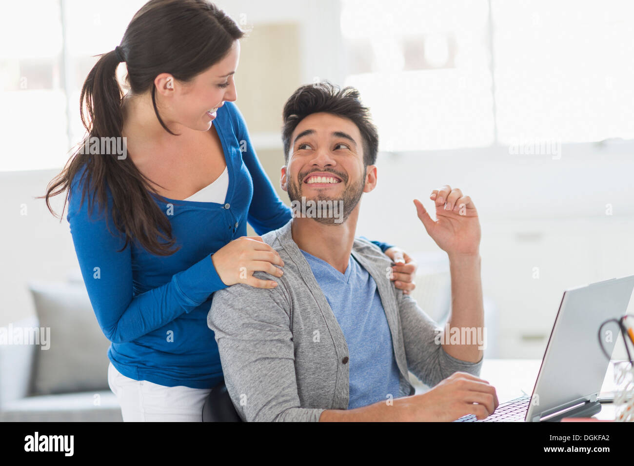 Couple à la maison Banque D'Images