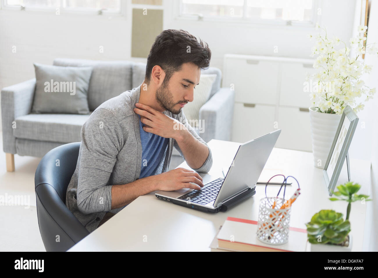 Man using laptop at home Banque D'Images